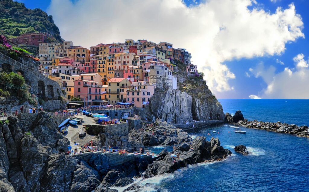 pexels photo 632522 632522 Vibrant houses perched on cliffs overlooking the sea in Manarola, Italy.